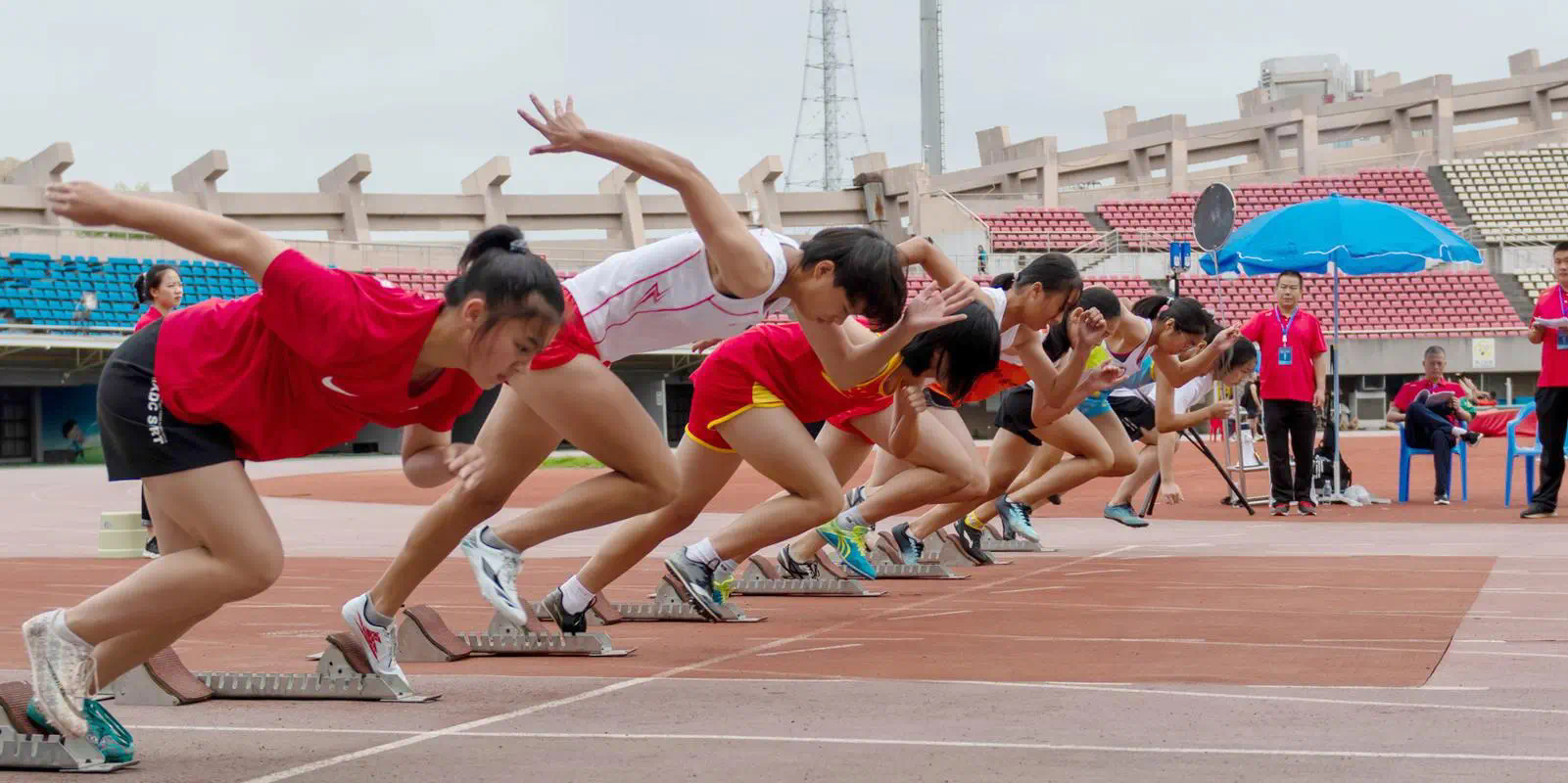 室內(nèi)健身高抬腿